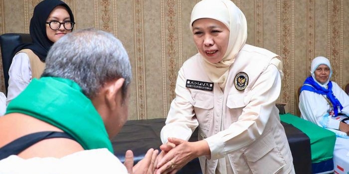 Gubernur Khofifah ketika bersalaman dengan salah satu jamaah haji Embarkasi Surabaya Tahun 1447 H/2026 M di Asrama Haji Sukolilo.