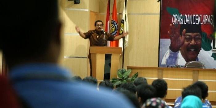 gub jatim pakde karwo hadiri orasi dan deklarasi pemilu damai 2014 serta silaturahmi BEM nusantara wil Jatim di kampus unesa ketintang. foto:nisa/BANGSAONLINE 