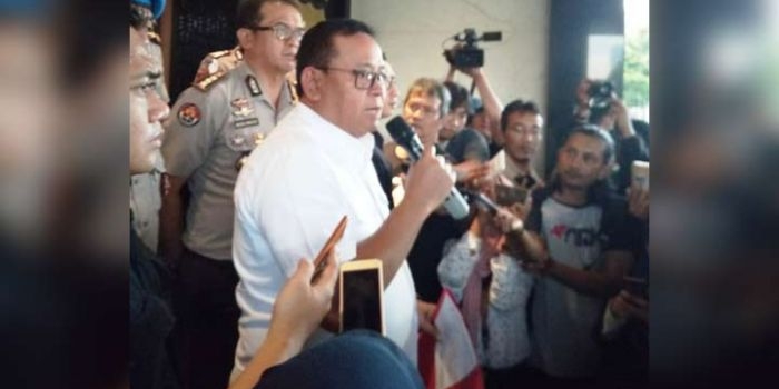 Kapolda Jatim Irjen Pol Drs. Luki Hermawan, M. Si didampingi Kabid Humas Kombes Pol F. Barung Mangera, S.I.K menggelar konferensi pers terkait status Vanessa Angel.