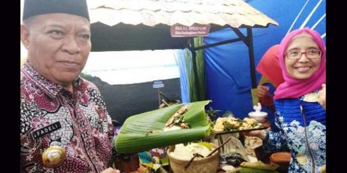 Bupati Fadeli di sela-sela acara festival makanan khas.