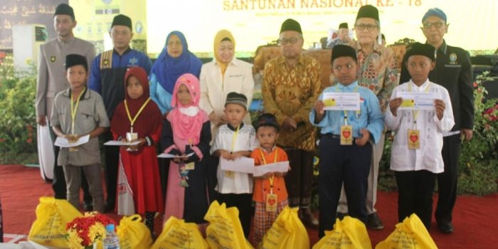 Dhibra Shiddiqiyah saat kegiatan santunan nasional di Pesantren Majma