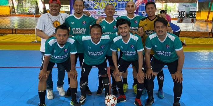 Tim Komunitas Futsal Wartawan Sidoarjo (KFWS) foto bersama.