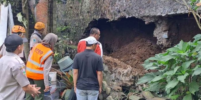 hujan-deras-plengsengan-warga-tulungrejo-kota-batu-ambrol
