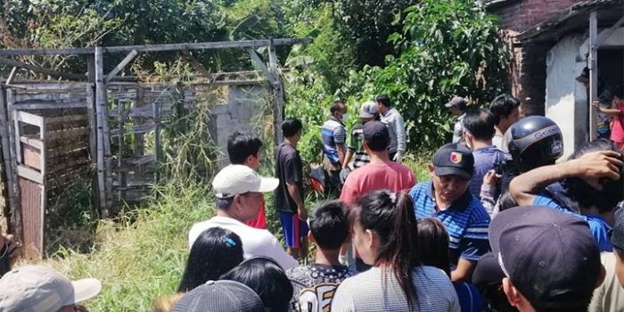 Petugas melakukan olah TKP di lokasi kejadian.