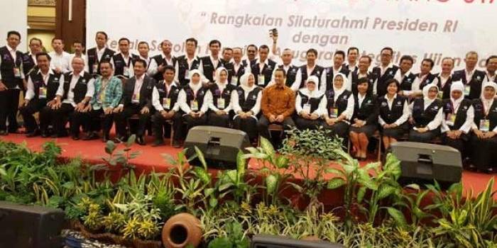POSE BERSAMA: Para Kasek saat foto bersama dengan Mendikbud Anis Baswedan usai menerima penghargaan Anugerah UN Berintegritas dari Presiden Jokowi, di Istana Negara, Senin (21/12/2015). foto: istimewa 