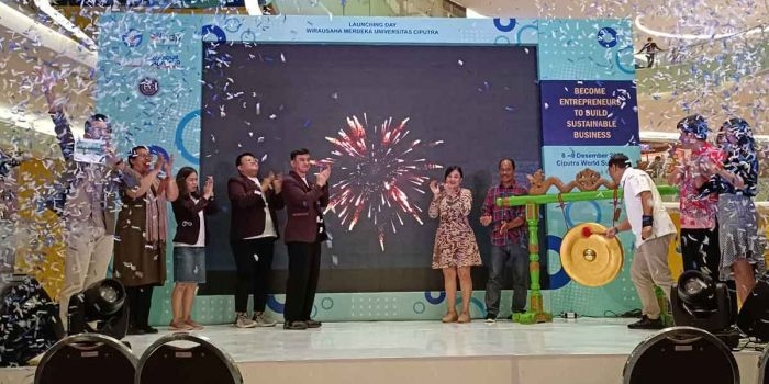 Executive Board Secretary Yayasan Ciputra Pendidikan, Deny Bernardus (baju putih), saat memukul gong didampingi tim MMK Universitas Ciputra 2022.