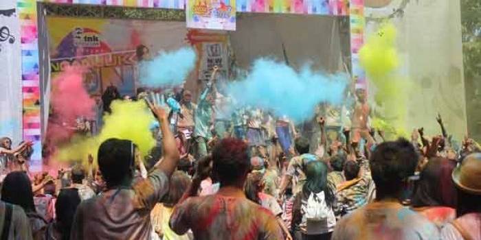 TABUR - Bubuk warna warni nampak ada di mana-mana dalam gelaran Colour Run Festival di Stadion Anjuk Ladang Nganjuk. (foto: soewandito/BANGSAONLINE)