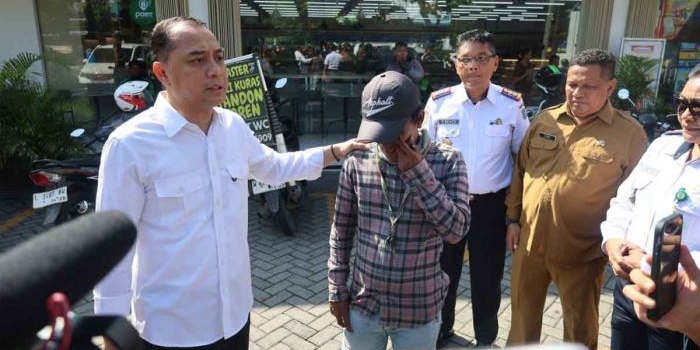 perangi-parkir-liar-wali-kota-surabaya-minta-pelaku-usaha-miliki-juru-parkir-resmi