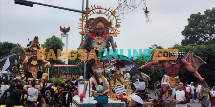 Peserta Festival Ogoh-Ogoh persiapan untuk diberangkatkan. Foto: MUJI HARJITA/ BANGSAONLINE