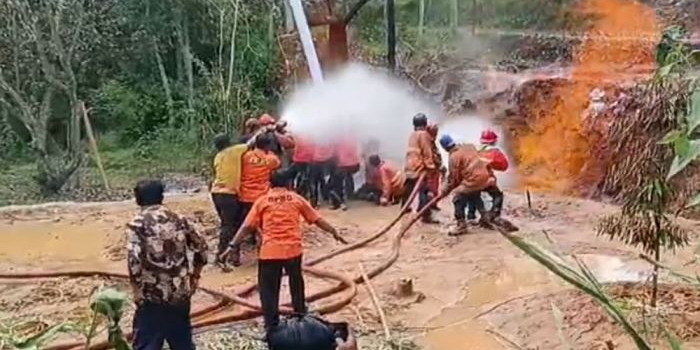 Petugas saat berupaya memadamkan semburan api dari sumur bor di Desa Kadur, Kecamatan Kadur, Kabupaten Pamekasan.