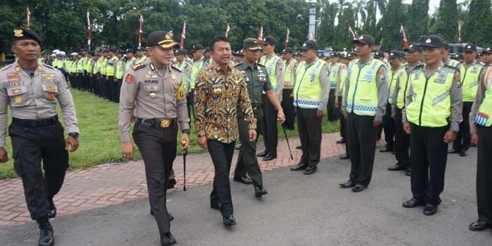 Bupati Jombang, Nyono Suharli (batik) didampingi Kapolres Jombang AKBP Agung Marlianto dan Dandim melakukan pemeriksaan pasukan foto: RONY S/ BANGSAONLINE