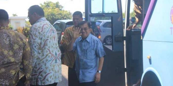 PELIT: Wapres JK hanya melambaikan tangan usai mengunjungi PT TPPI. foto: suwandi/ BANGSAONLINE