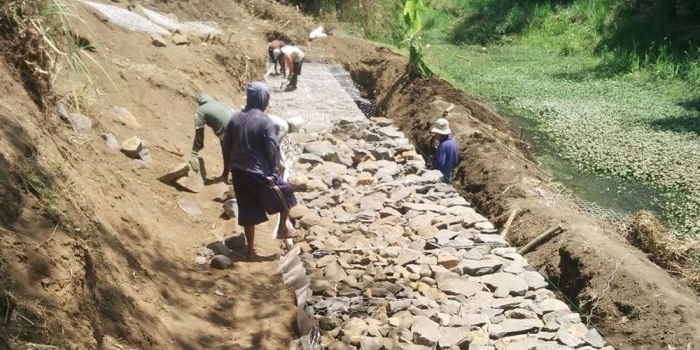 Sejumlah pekerja saat menyelesaikan proyek bronjong di Kabupaten Pasuruan.
