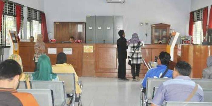 Suasana pelayanan administrasi kependudukan di kantor Disduk Capil Magetan yang tertib dan lancar. (foto: nanang ari/BANGSAONLINE)