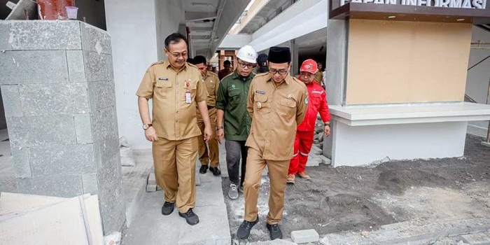 Pj Bupati Pamekasan Masrukin saat melakukan pengecekan progres pembangunan Pasar Kolpajung. 