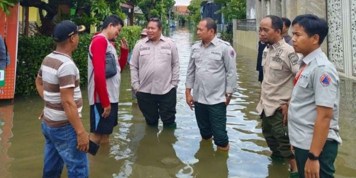 Kalaksa BPBD Jatim, Gatot Soebroto, saat meninjau warga terdampak banjir di Dusun Balongrejo, Desa Kedungringin, Kecamatan Beji, Kabupaten Pasuruan.