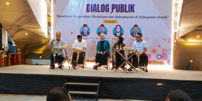 Dari kiri, Ahmad Nurhamim, Much. Abdul Qodir, Wida Subianto, Nila Yani Hardiyanti, dan Thoriq Majiddonar, saat dialog publik. Foto: Ist.