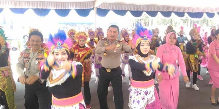 Kapolres Malang Kota AKBP Asfuri dan istrinya Susi Asfuri, bersama seluruh peserta lomba, Kasat Sabhara, dan Kasat Reskoba, melakukan senam poco-poco.