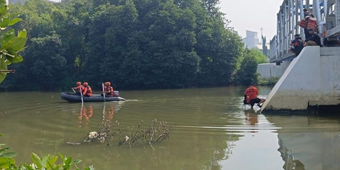 Tim BPBD Gresik membantu pencarian korban di bawah jembatan kereta api Dukuh Kalitangi, Surabaya. Foto: Ist.