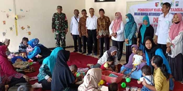 Pemdes Jiwan dan aparat desa lainnya saat meninjau balai dusun yang digunakan untuk membagikan makanan tambahan.