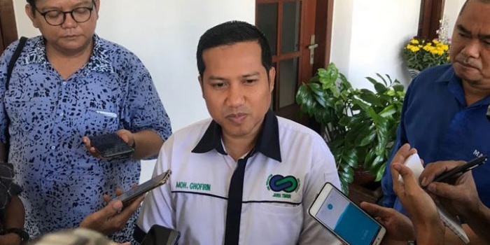 Moh Ghofirin saat memberikan keterangan pers usai koordinasi dengan Sekdaprov di kantor Gubernur Jatim. foto: ist.