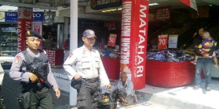 ?Aparat dengan didukung K-9 menyisir di Mall kawasan Sidoarjo. foto:gogon/BANGSAONLINE