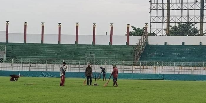 Pengelola SGB saat melakukan bersih-bersih lapangan Stadion Gelora Bangkalan.