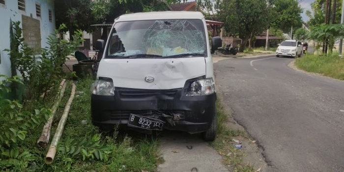 diduga-sopir-ngebut-mobil-mbg-tabrak-pasutri-di-tikungan-jalan-senori-tuban