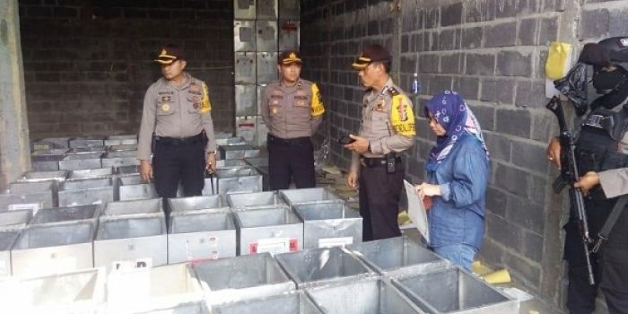 Kapolres Gresik, AKBP Wahyu S Bintoro memimpin pengecekan kotak suara. foto: SYUHUD/BANGSAONLINE