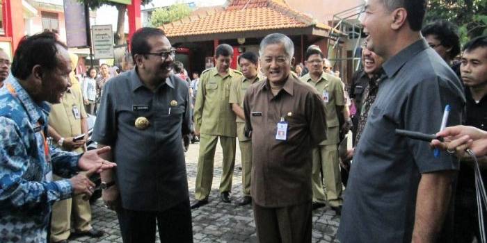 SIDAK. Wamendikbud Musliar Kasim dan Gubernur Jatim Soekarwo serta Kepala Dinas Pendidikan Jatim Harun saat sidak di SMK 8 Surabaya. foto : nisa/bangsaonline 