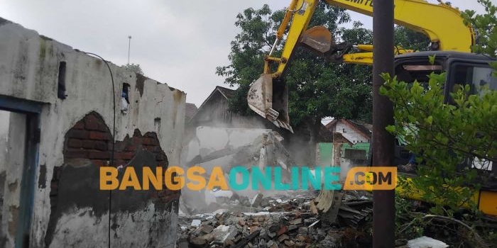 kai-daop-7-tertibkan-bangunan-di-tanah-aset-timur-stasiun-madiun