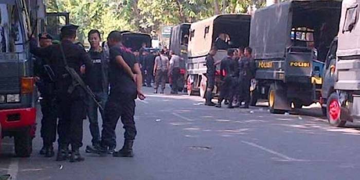Pasukan Brimob dibantu Pasukan TNI, siap amankan Pilkades Serentak di Sampang. foto: bahri/BANGSAONLINE
