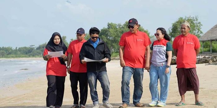cegah-abrasi-hingga-tingkatkan-ekonomi-warga-phe-wmo-tanam-hexa-reef-di-pantai-pasir-putih-tlagoh