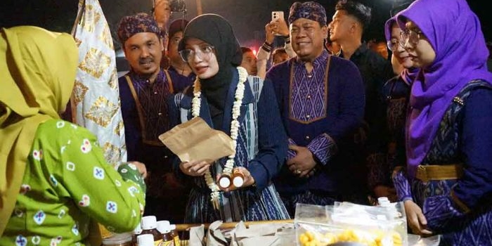 Wali Kota Kediri juga turut melarisi produk UMKM yang dijual di Bazarku Bazarmu the Java Culture Festival. (Ist)