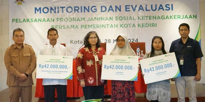 monev-program-jaminan-sosial-ketenagakerjaan-pj-wali-kota-kediri-serahkan-santunan-ke-ahli-waris