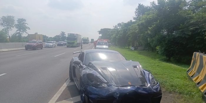 diduga-ugal-porsche-tabrak-mobil-minibus-berisi-satu-keluarga-hingga-terbalik-di-tol-sidoarjo