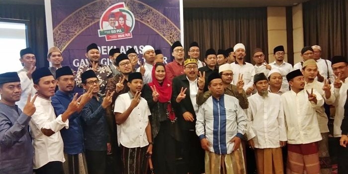 Puti Guntur saat foto bersama puluhan Gus se-Jawa Timur (Jatim) yang tergabung dalam Gawagis Jatim.