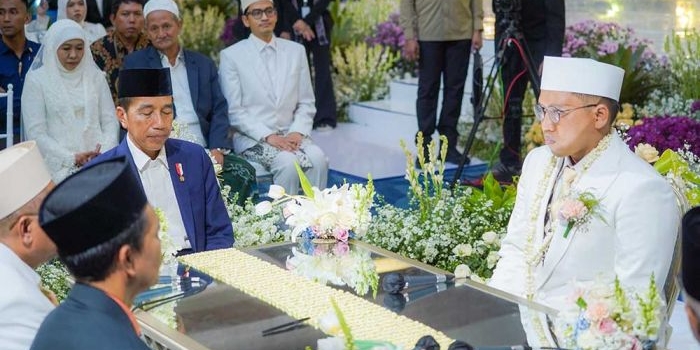 Presiden Joko Widodo menjadi saksi dalam Pernikahan putra ketiga Gubernur Jawa Timur periode 2019-2024 Khofifah Indar Parawansa, Yusuf Mannagali dengan Jihan Qonitatillah.