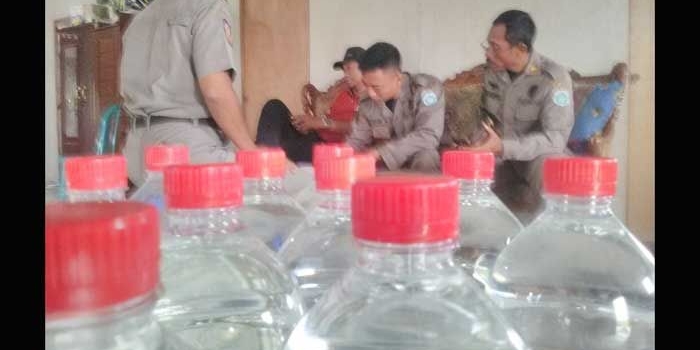 Puluhan botol berisi miras yang berhasil diamankan petugas. 