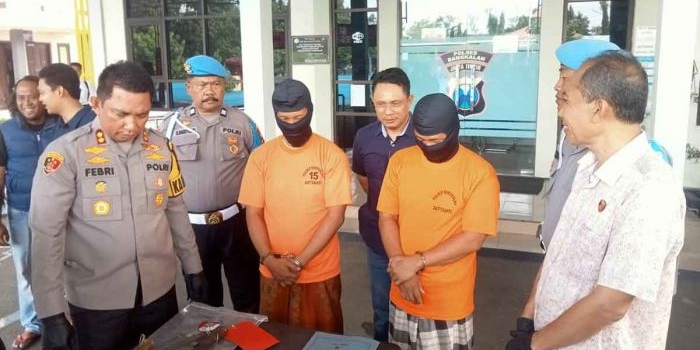 Petugas saat menginterogasi tersangka carok di Bangkalan.