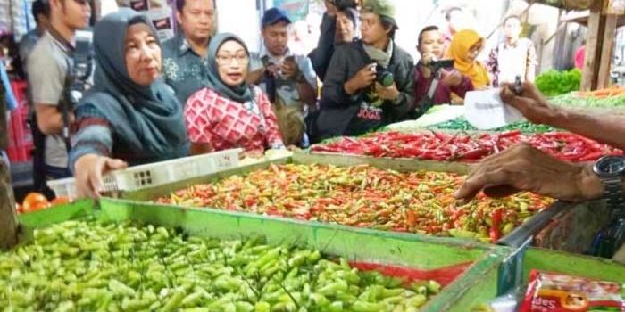 Petugas Disperindag saat memantau harga cabai di pasar Setono Betek.