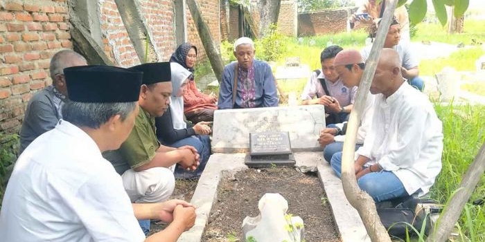 Insan KWG saat ziarah di makam almarhum Siswoko. Foto: Ist