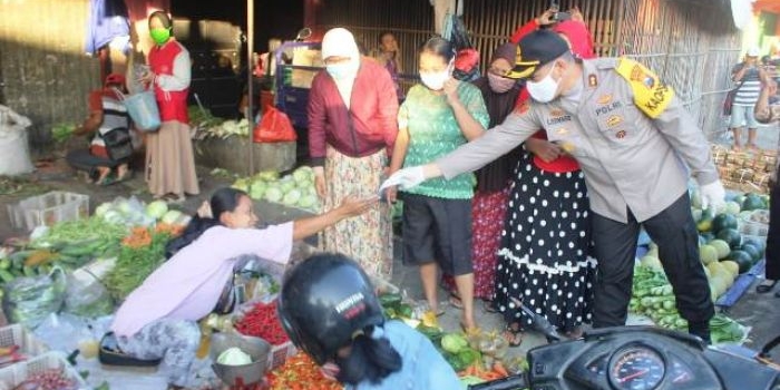 Polisi mengimbau pedagang dan pembeli di pasar-pasar tradisional agar mematuhi protokol kesehatan dengan menggunakan masker dan menerapkan physical distancing.