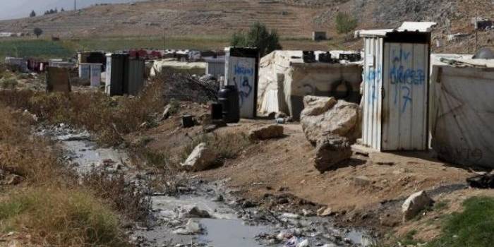 Toilet yang disumbangkan oleh Unicef dan World Vision berdiri di dekat tenda di sebuah kamp pemukiman pengungsi Suriah di Qab Elias di Lembah Bekaa, dekat Baalbek, Lebanon 17 Oktober 2015.
Reuters / Jamal Saidi
