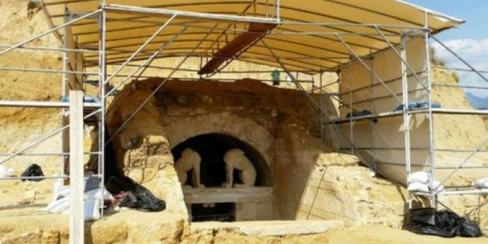 Inilah pintu masuk kompleks makam yang diduga bersemayam raja Iskandar Agung, yang diabadikan dalam Alquran. Foto:repro bbc