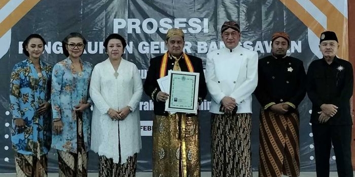 Khairul Umam (tengah) saat prosesi panganugerahan gelar KRT.