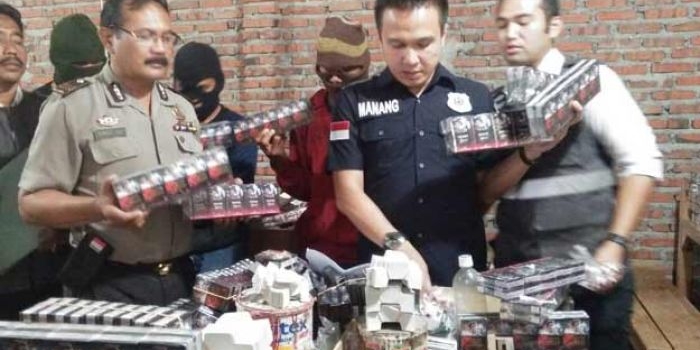 Kasat Reskrim Polresta Sidoarjo, Kompol Manang Soebeti, saat penggerebekan pabrik rokok ilegal.