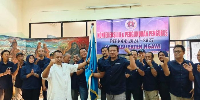 Ketua PWI Jatim bersama pengurus PWI Ngawi periode 2024-2027 di aula kantor PWI Jatim, Jalan Taman Apsari, Surabaya, Jumat (8/3/2024).