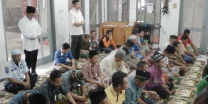 Warga binaan ikuti salat berjamaah di musala rutan Pacitan.