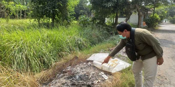 Warga saat menunjukkan penemuan beberapa peluru aktif di tanah kavling Perumahan Pesona Permata Ungu, Tempel, Sidoarjo.